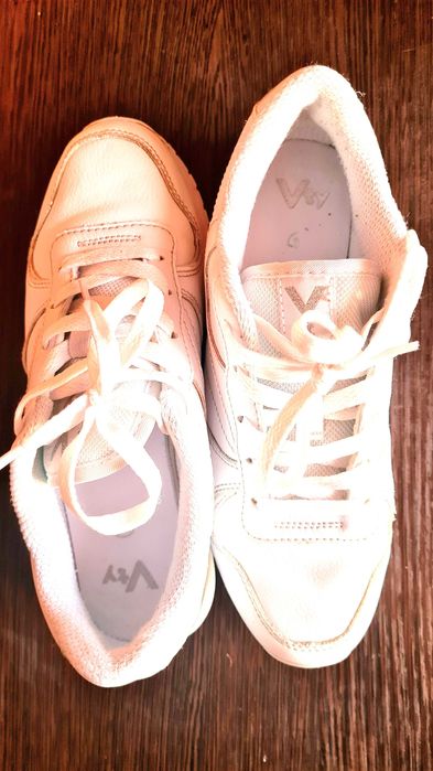 Кроссовки  женские продаются