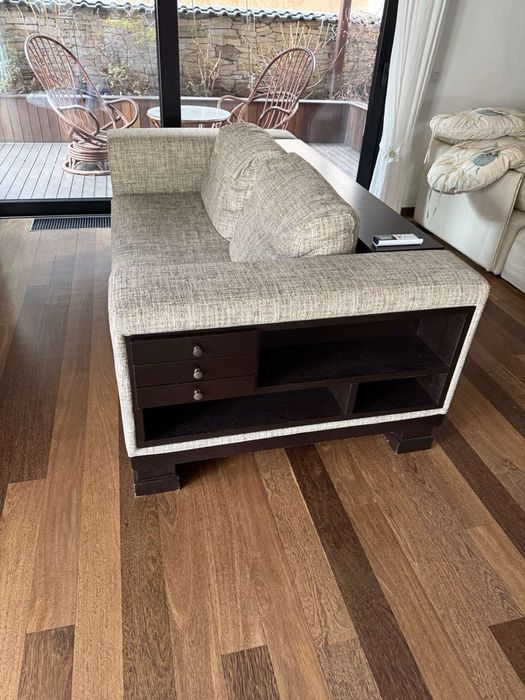 Триместен диван с красив гръб