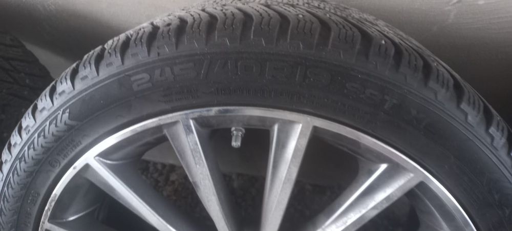 Продам  срочно шины с дисками