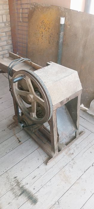 Qadimgi zavatsqõy mashinka sotiladi urganchda