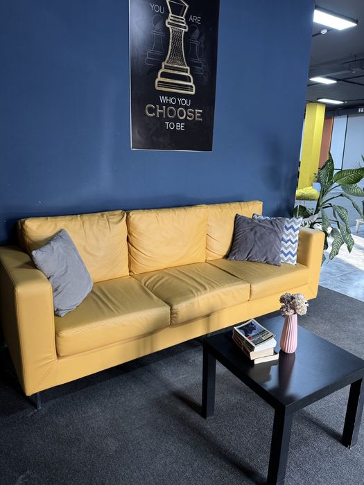 Продаётся стильный офисный диван