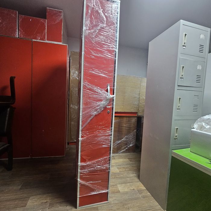 Шкаф для вещей, стол фоисны и тумба