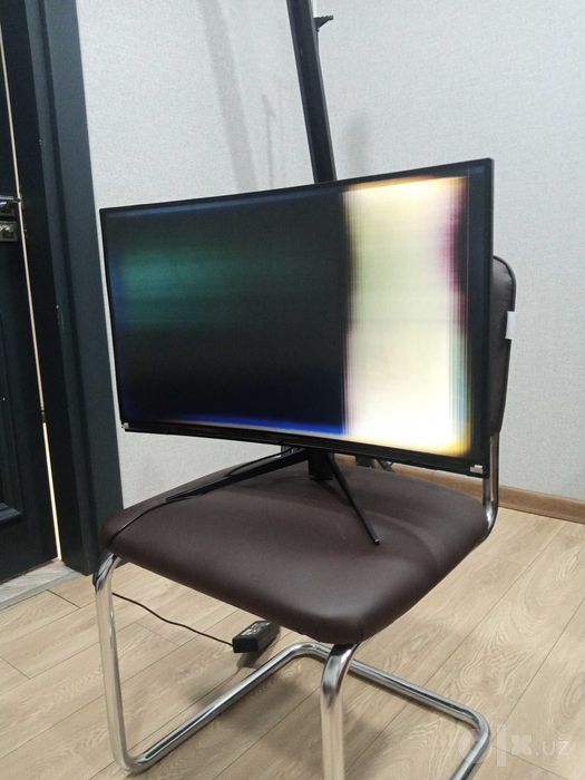 Philips 272M7C 27" Curved 144Hz — экран с дефектом