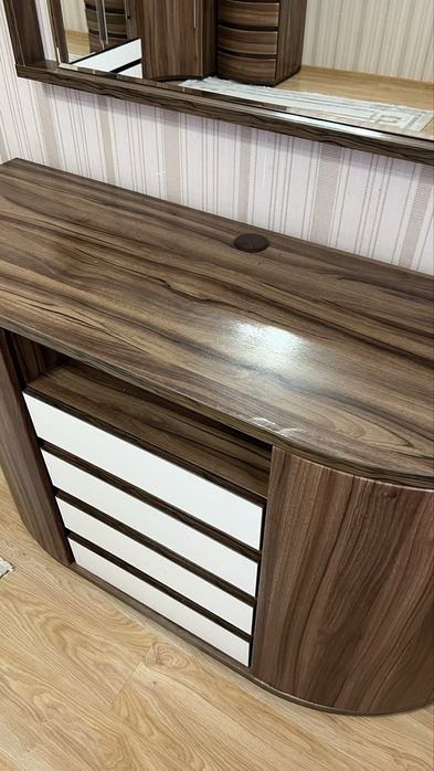 Комод с зеркалом