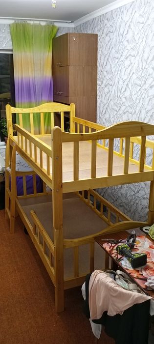 Срочно продаёт 2-х ярусная деревянная кровать.