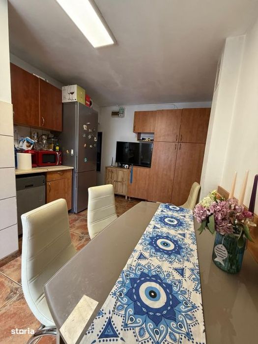 Apartament de vanzare, semidecomandat, 3 camere, et 1, Brazda