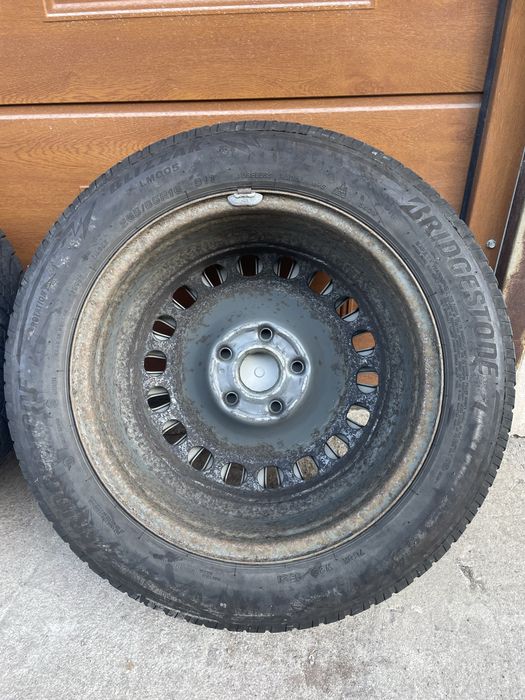 Зимни гуми с оригинални джанти и тасове за Фолксваген пасат