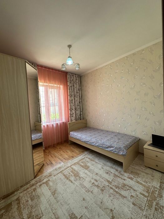 Два дома на участке в микрорайоне "САМАЛ-2".