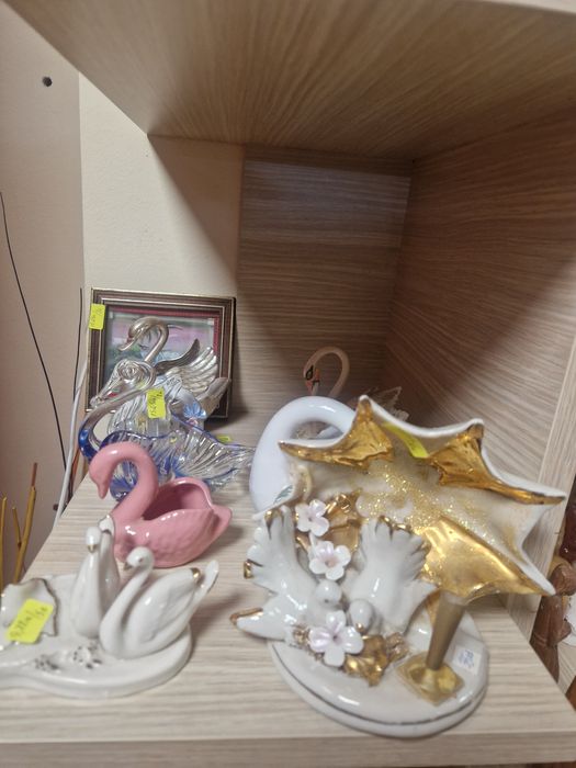 Разпродажба сувенири от дърво и порцелан