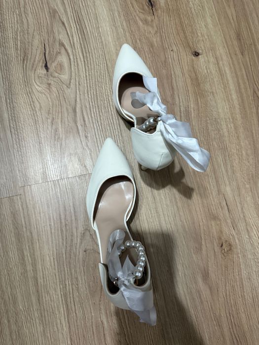 Елегантни дамски обувки на висок ток