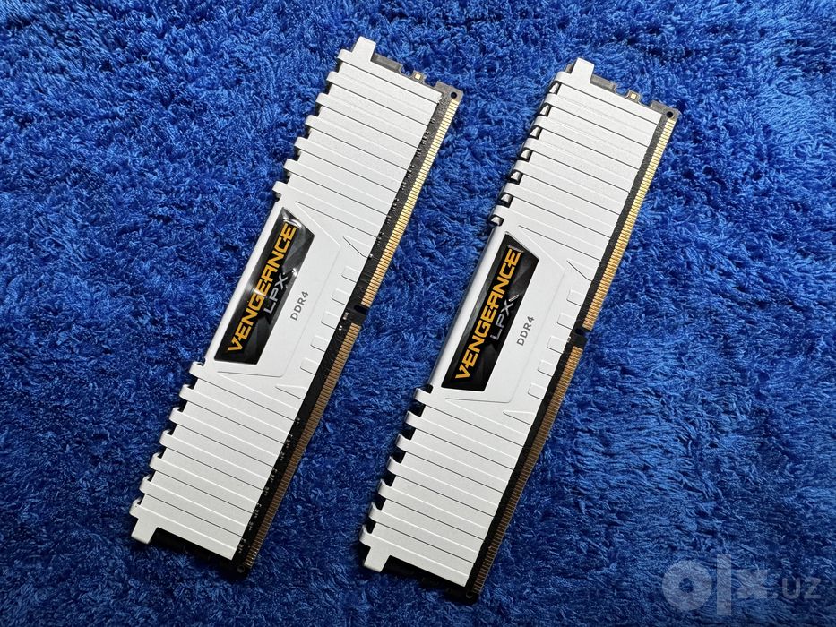 VENGEANCE ОЗУ 16 (2х8Гб) DDR4 3000 MГц Белый