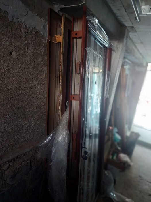 Чисто нови  входни метални врати 190-75