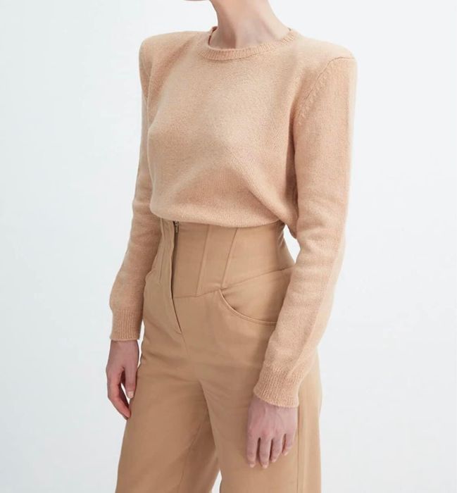 Пуловер с подплънки на раменете Trendyol