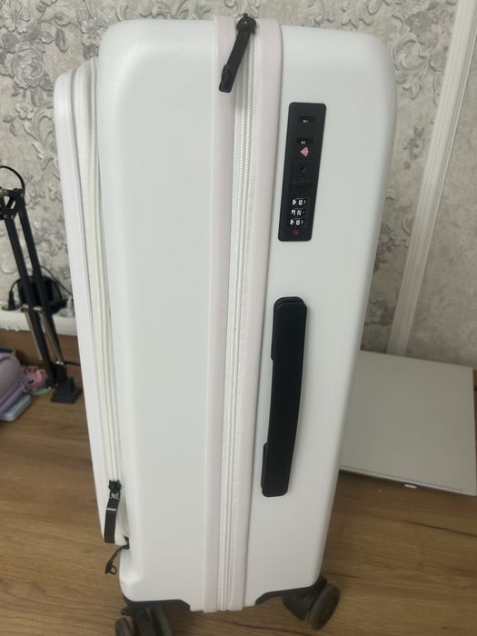 Продам чемодан белого цвета