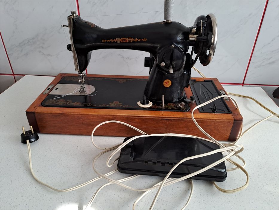 Mașină de cusut vintage Podolsk (tip Singer), funcțională, cu carcasă