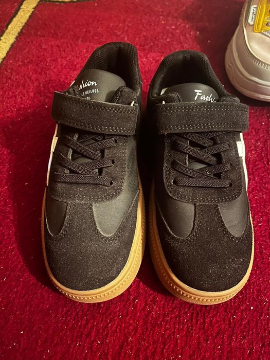 Аяқ киімдер сатылады