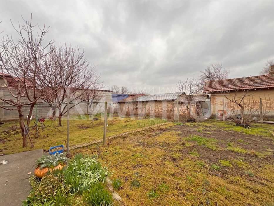 Продава напълно самостоятелна къща с двор в гр. Нови пазар в Добруджанския квартал на града.