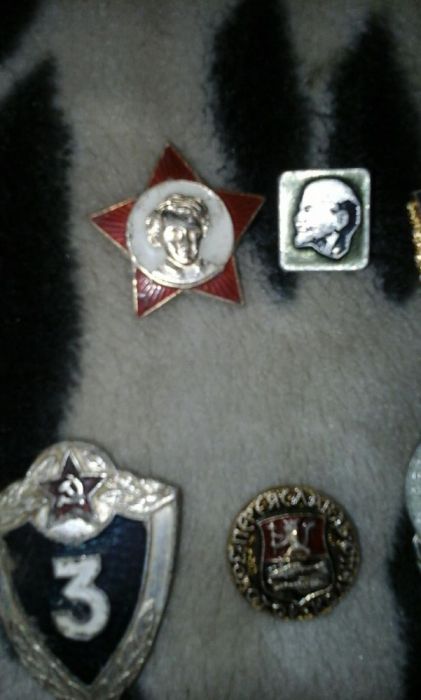 Значки советские                     . . . . . . .