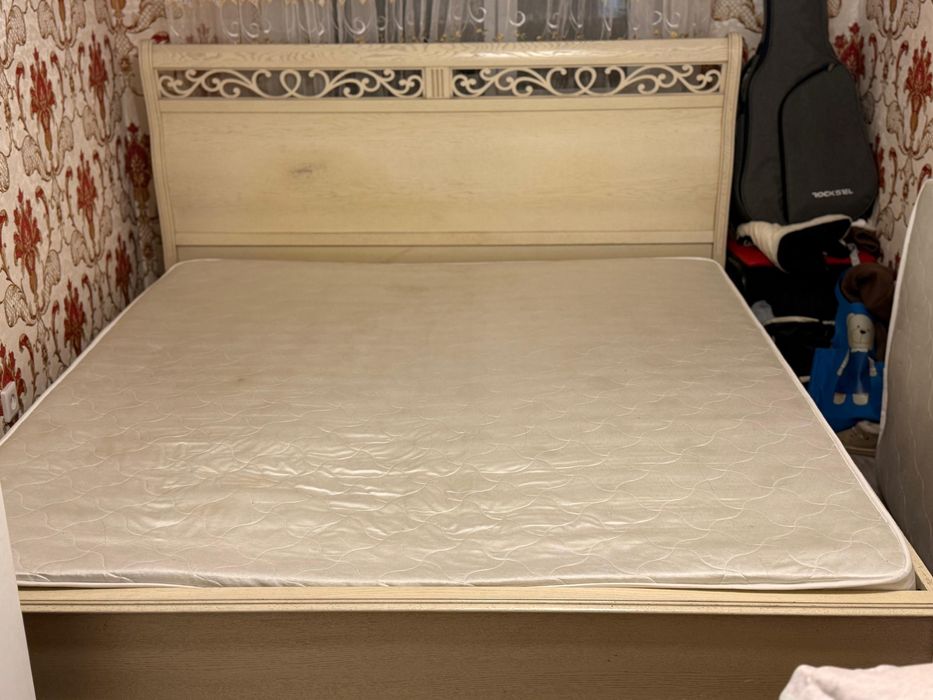 Продам двухспальную кровать (Малайзия) а матрасом в хорошем состоянии.