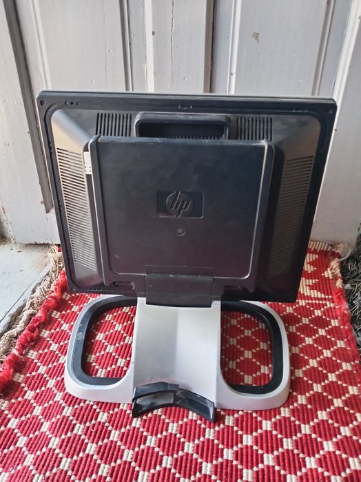 Vând monitor HP L1950g