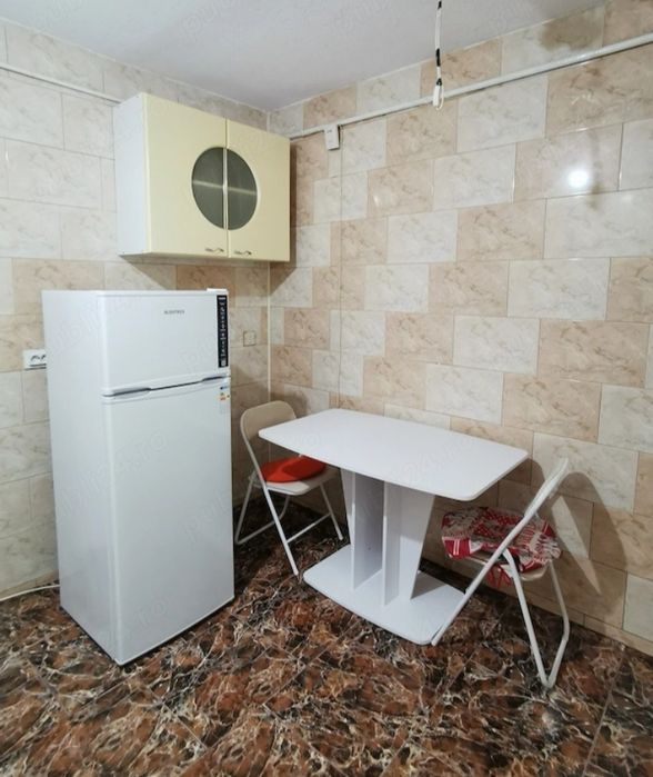 Apartament cu 3 camere de închiriat