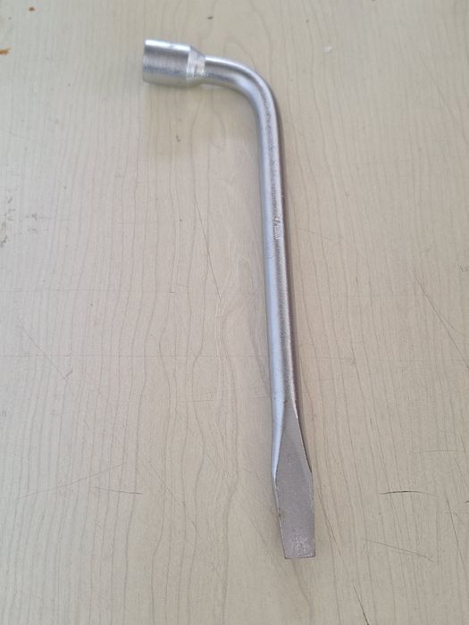 Крик 1.5тона, ключ за гуми,триъгълникик и жилетка.