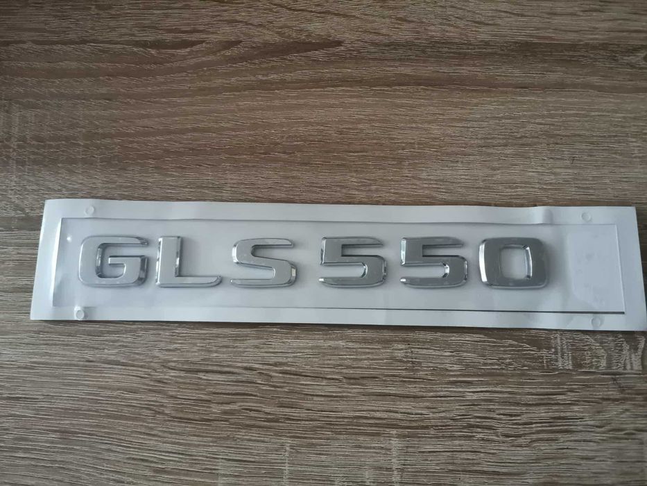 сребрист надпис Mercedes Benz GLS 550