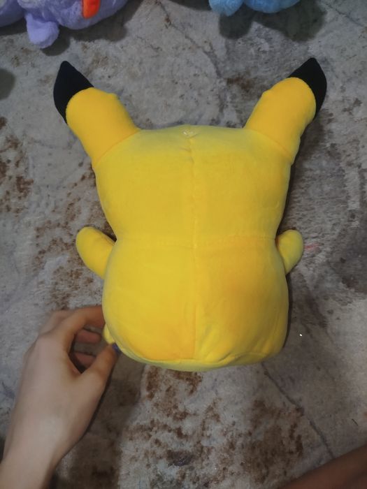 Мягкая плюшевая игрушка в виде Пикачу.