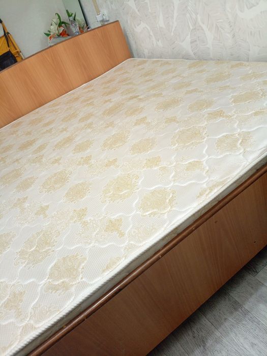 Спальный диван продам дешево старый в свезьи дома. свадьба
