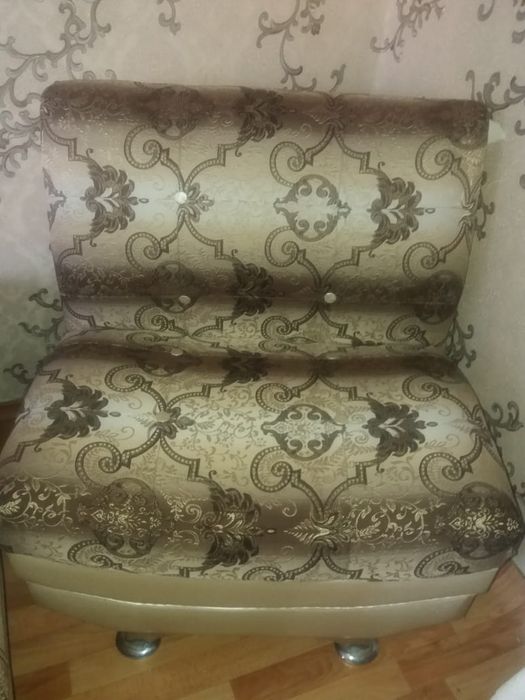 Диван и два кресла.