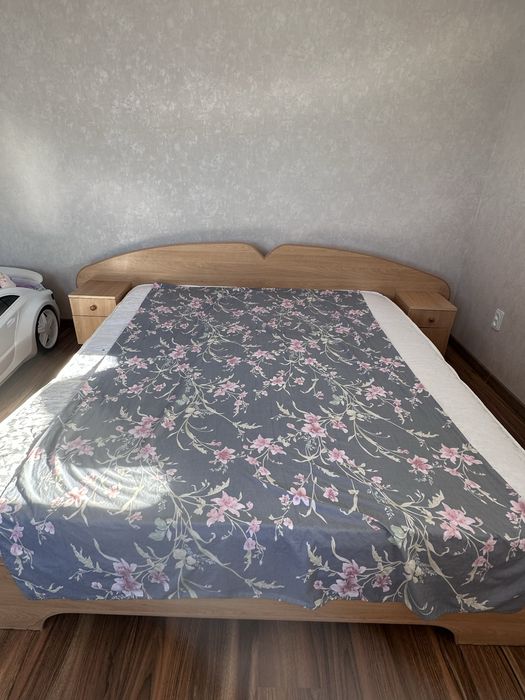 Продам двуспальную кровать, ортопедический матрас в подарок