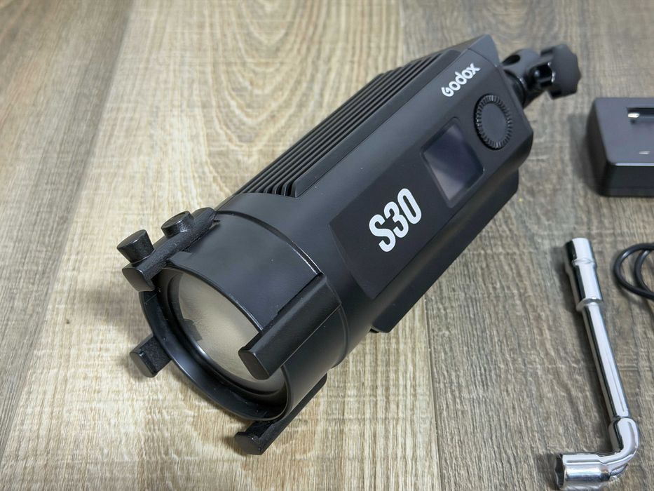 Lampa studio Godox S30