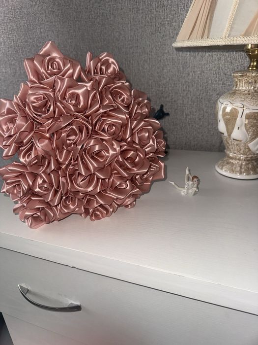 Розы из атласных лент