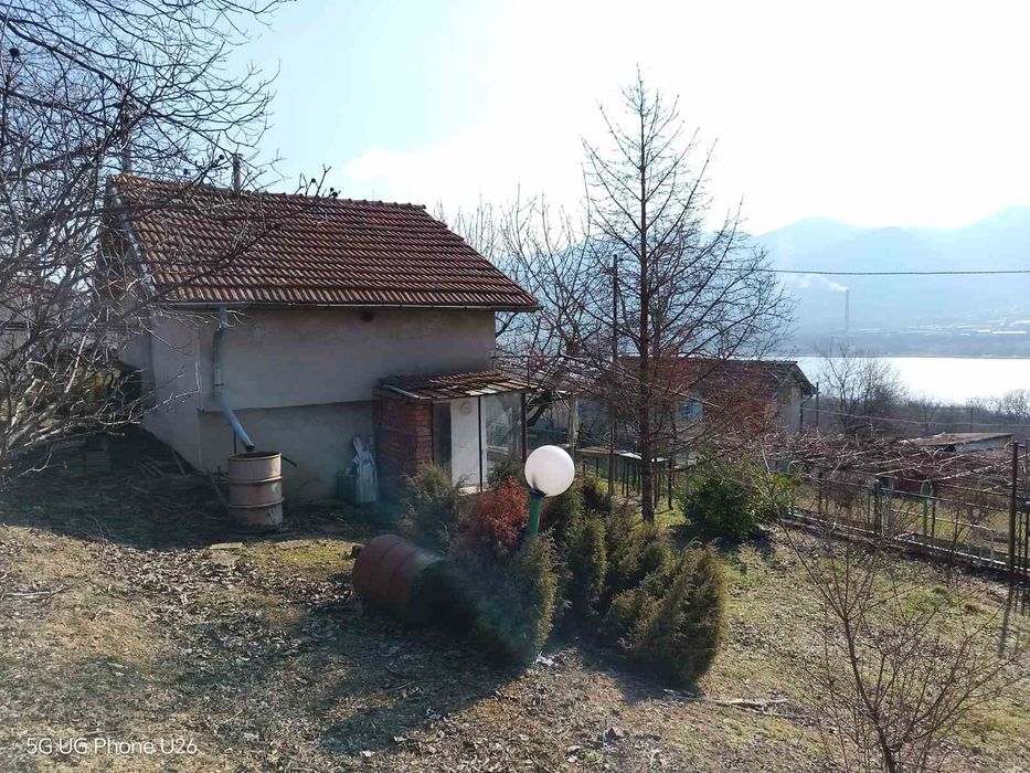 Продавам вила с два парцела