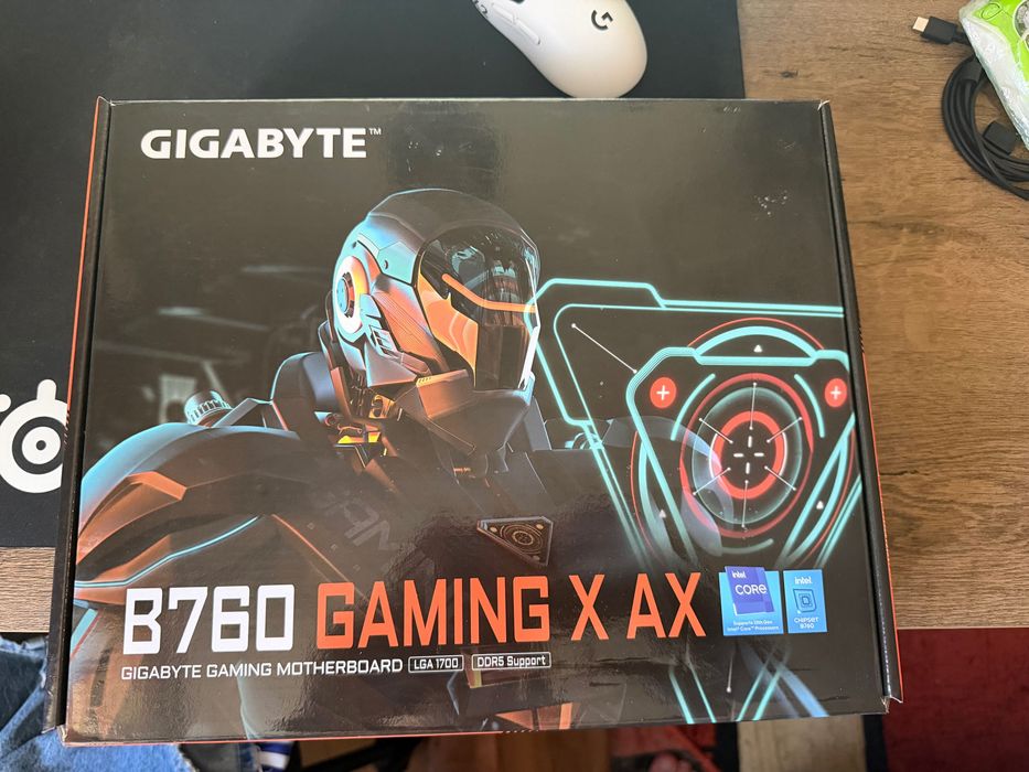 Vând placă de bază GIGABYTE B760 GAMING X AX
