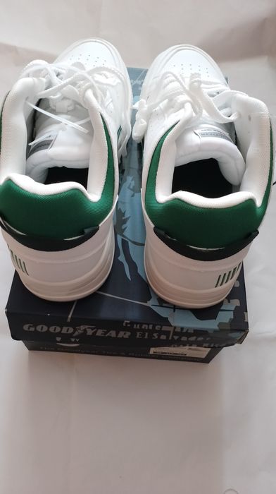 Pantofi sport nou cu eticheta mărimea 45