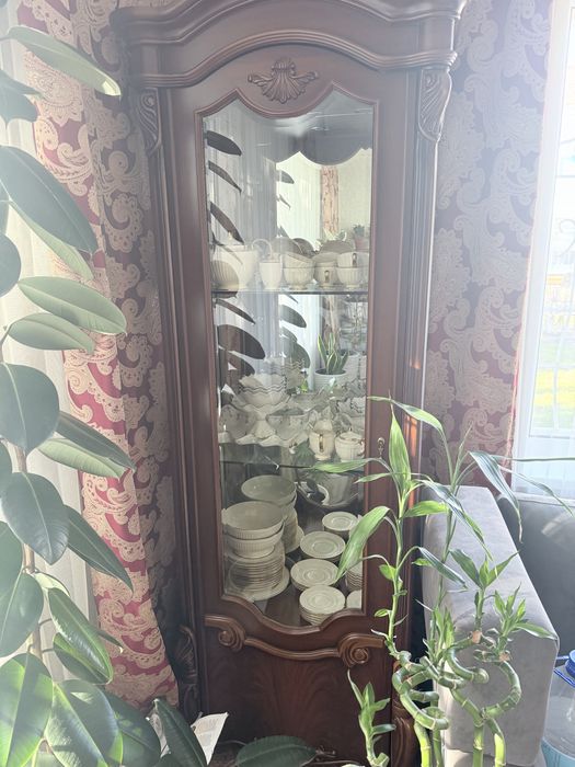 Стеклянный шкаф и подставка