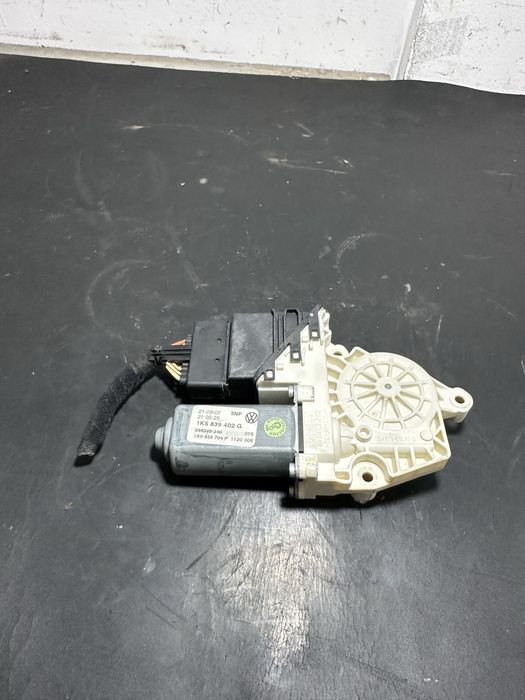 Motoras macara geam dreapta spate Volkswagen Vw Jetta Golf 5 Passat B6