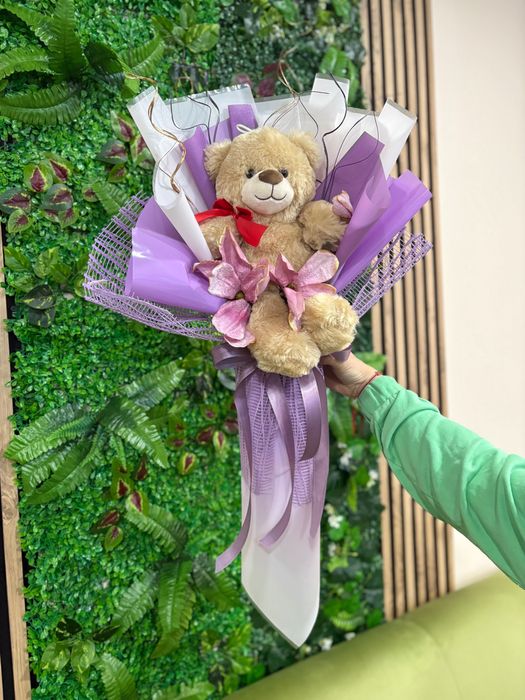 Букет Плюшена играчка ананас с лалет и други