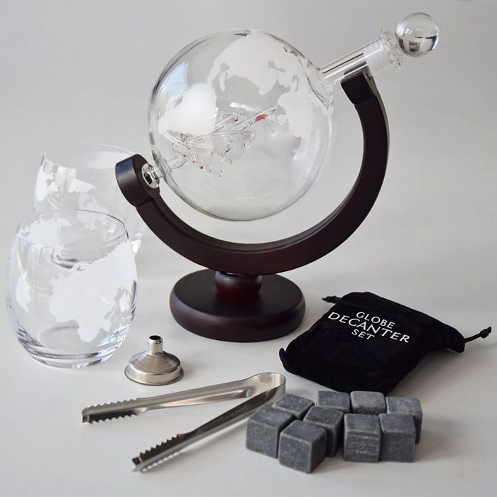 Set cadou Decantor Glob Pământesc pentru whisky, cu 2 pahare și accesorii
