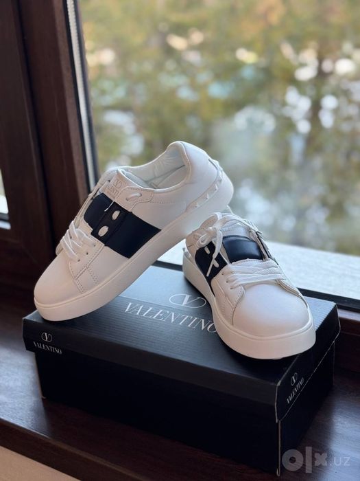 Продажа стильной мужской обуви Valentino.