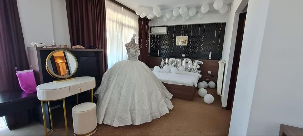 Inchiriez bust/manechin pentru rochia de mireasa si costum mine