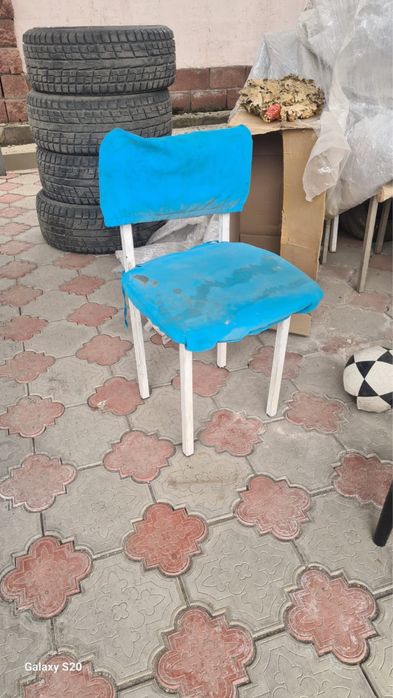 Железные стулья с накидками