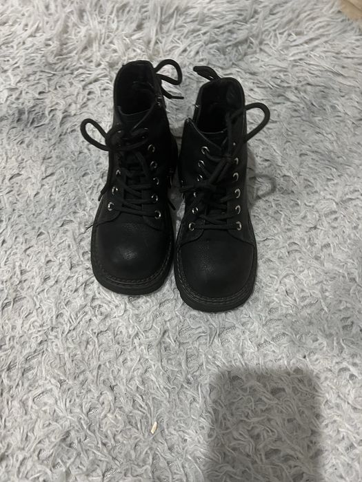 Продам ботинку  для девочек