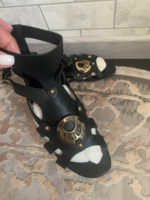 Стильные босоножки от Fendi