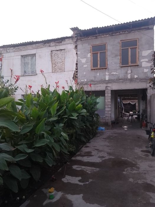 Уй сотилади манзил: Охангарон  тумани Галакудук.
6 сотих 4