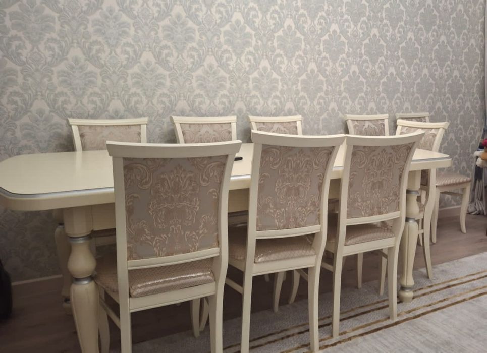 Стол со стульями