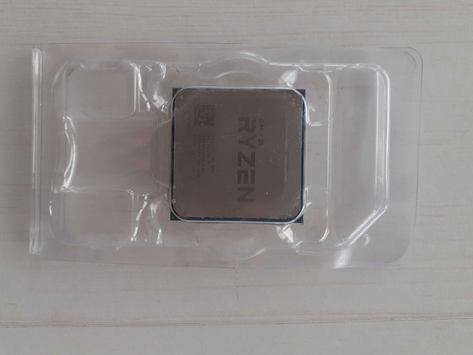 Продавам процесор AMD Ryzen 3 2200G + охладител ID-Cooling (3-pin)