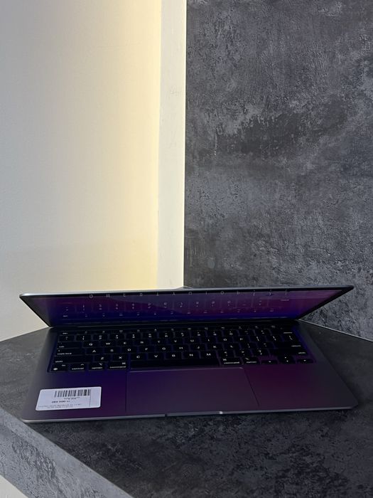 MacBook M1 8/256 гб 250.000