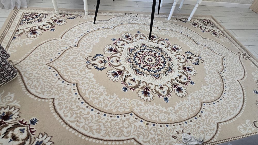 Продам диван за 20тыс, стулье и ковер вместе